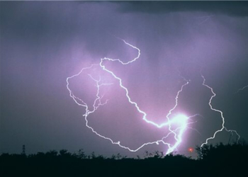 У Бережанському районі розряд блискавки спричинив пожежу господарської будівлі