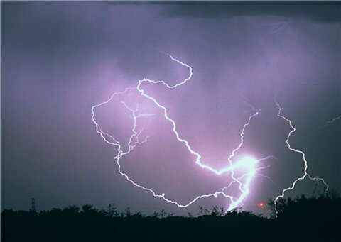 У Бережанському районі розряд блискавки спричинив пожежу господарської будівлі