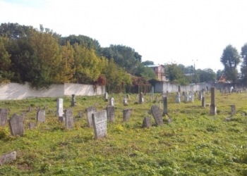 На Тернопільщині волонтери щосуботи збираються на цвинтарі