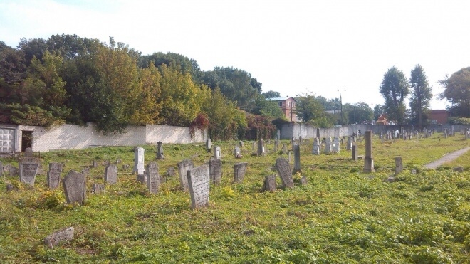 На Тернопільщині волонтери щосуботи збираються на цвинтарі