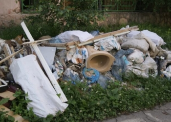 Безсовісні тернополяни облаштували собі смітник прямо під вікнами