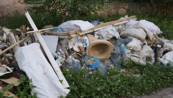 Безсовісні тернополяни облаштували собі смітник прямо під вікнами