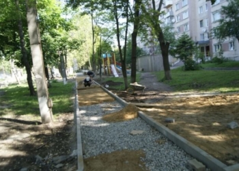 У Тернополі взялися за ремонт тротуару, який не ремонтували багато років