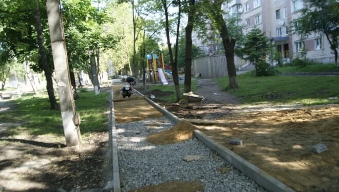 У Тернополі взялися за ремонт тротуару, який не ремонтували багато років