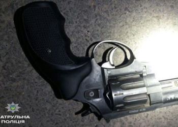 У Тернополі спіймали п’яного чоловіка зі зброєю