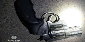 У Тернополі спіймали п’яного чоловіка зі зброєю