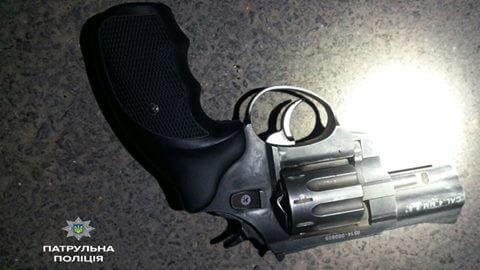 У Тернополі спіймали п’яного чоловіка зі зброєю