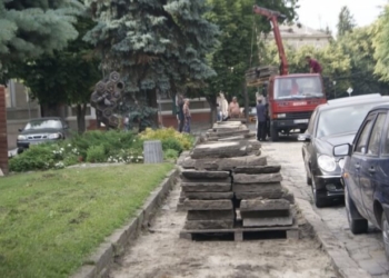 Біля Драмтеатру у Тернополі дещо змінюється (фото)