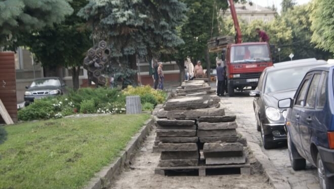 Біля Драмтеатру у Тернополі дещо змінюється (фото)