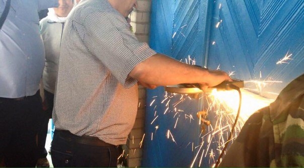 На Тернопільщині батюшки не пускали людей до церкви, і ті взялися за … болгарку