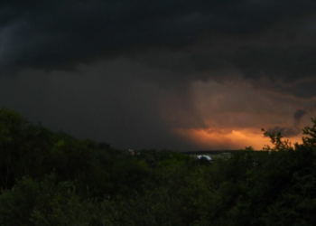 Вогняні хмари налякали жителів Тернопільщини (фото)