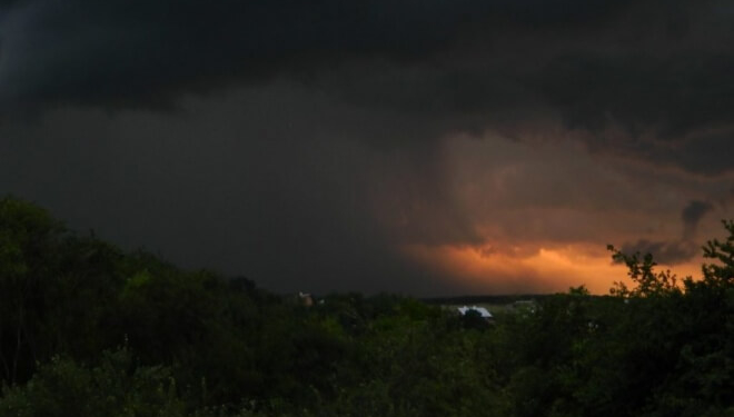 Вогняні хмари налякали жителів Тернопільщини (фото)