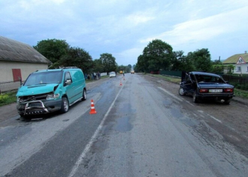 Дві вщент потрощені автівки на Тернопільщині: поліцейські показали фото аварії