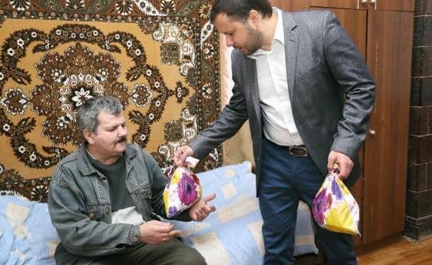 Ігор Гуда відвідав одиноких людей з домів престарлих та вручив їх солодкі подарунки