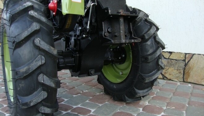 На Тернопільщині трапилася дивна аварія: не розминувся позашляховик та мотоблок