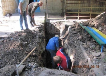 Під одним будинком Тернополя викопали величезну яму (фотофакт)