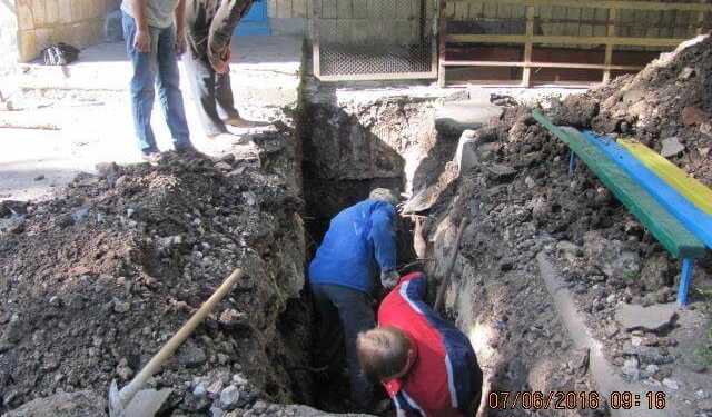 Під одним будинком Тернополя викопали величезну яму (фотофакт)