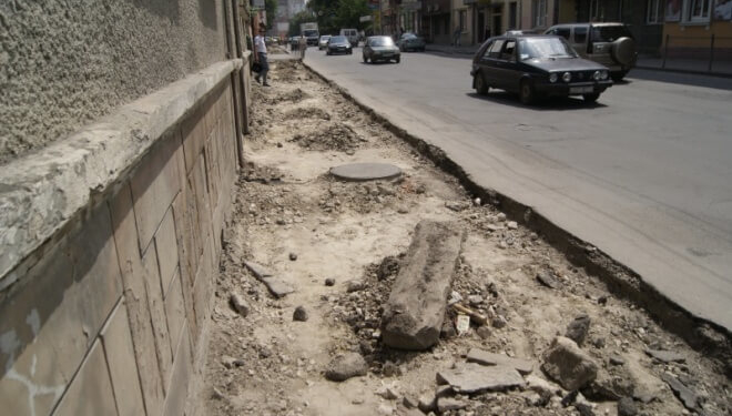 У Тернополі “розрили” тротуар (фото)