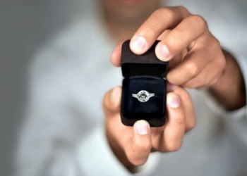 Креативно та незвично: тернополянин покликав дівчину заміж посеред університету