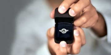 Креативно та незвично: тернополянин покликав дівчину заміж посеред університету