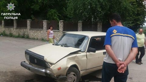 На Дружбі у Тернополі спіймали чоловіка, який випив пляшку і сів за кермо