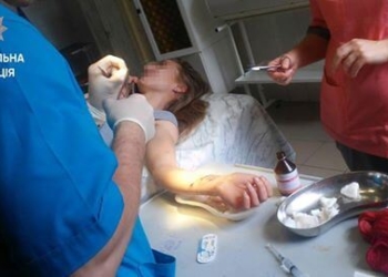 Психічно неврівноважена жінка з Тернополі поставила поліцію та медиків “на ноги”