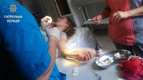 Психічно неврівноважена жінка з Тернополі поставила поліцію та медиків “на ноги”