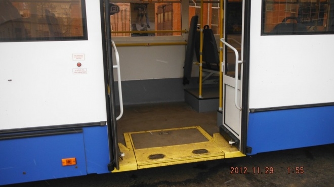 Водій тролейбуса дверима притиснув пасажирку