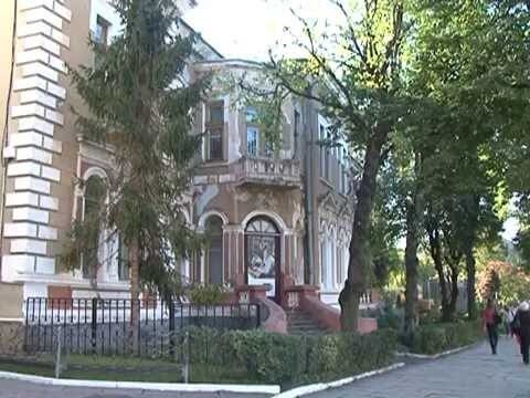 Тернопільська бібліотека почала робити незвичні виставки