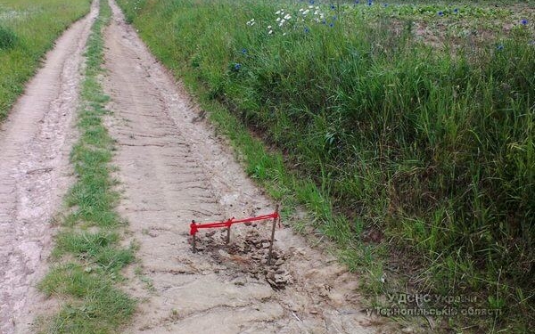 Посеред дороги на Тернопільщині знайшли вибухівку