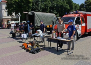У центр Тернополя пригнали дві пожежні машини (фото)