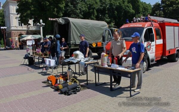 У центр Тернополя пригнали дві пожежні машини (фото)