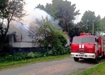 На Тернопільщині майже повністю згорів будинок (фото)