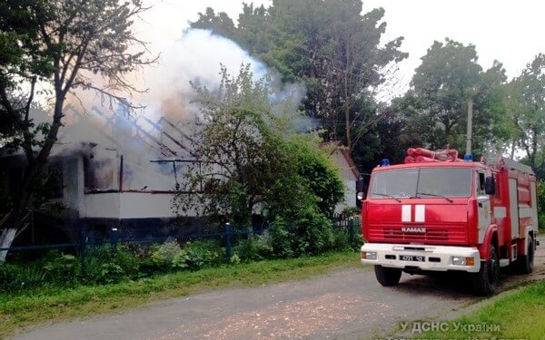 На Тернопільщині майже повністю згорів будинок (фото)