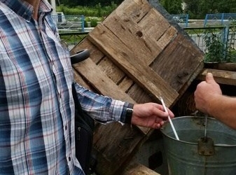 Чоловік з Тернопільщини, в криниці якого закипіла вода, кликав священика