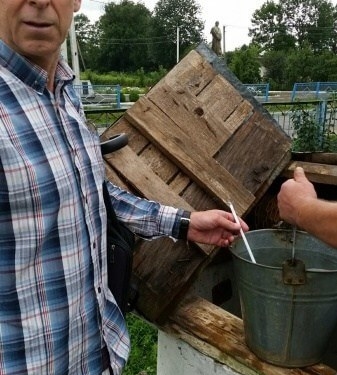 Чоловік з Тернопільщини, в криниці якого закипіла вода, кликав священика