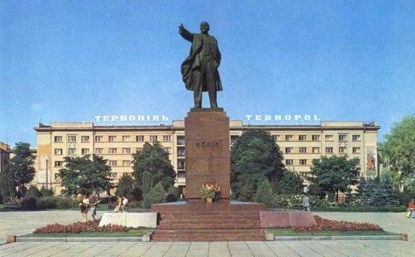 Значить, пам’ятник Леніну ви знищили? Про що питають туристи у Тернополі