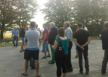 На Тернопільщині люди перекрили дорогу, а під стіни мерії принесли шини