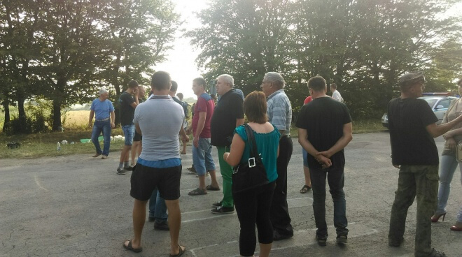 На Тернопільщині люди перекрили дорогу, а під стіни мерії принесли шини