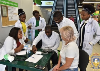 Як іноземці у Тернополі людям допомагають