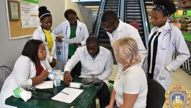 Як іноземці у Тернополі людям допомагають