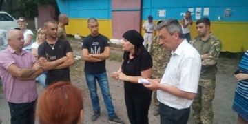 У селищі на Тернопільщині люди почали пікет та вимагають відставки голови громади