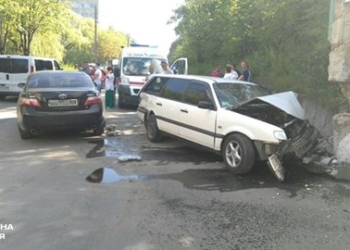 У Тернополі трапилося таке потрійне ДТП, що аж одного водія госпіталізували