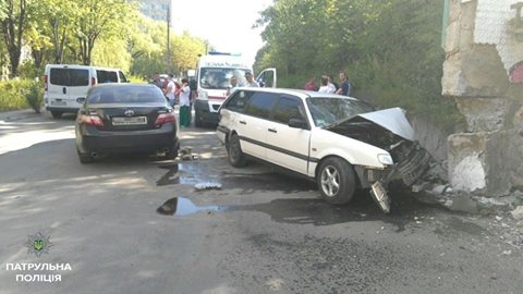 У Тернополі трапилося таке потрійне ДТП, що аж одного водія госпіталізували