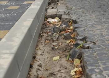 Бруківка з дамби нікуди не пропала – нею укріплюють дорогу біля драмтеатру