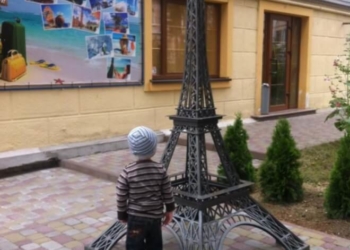 У Тернополі поставили Ейфелеву вежу (фото)