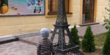 У Тернополі поставили Ейфелеву вежу (фото)