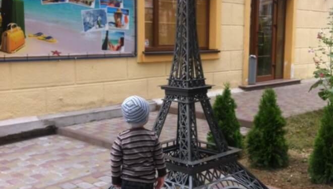 У Тернополі поставили Ейфелеву вежу (фото)