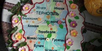 Студенти спекли торт у вигляді карти Тернопільщини (фото)