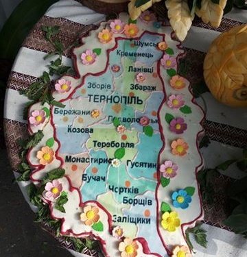 Студенти спекли торт у вигляді карти Тернопільщини (фото)